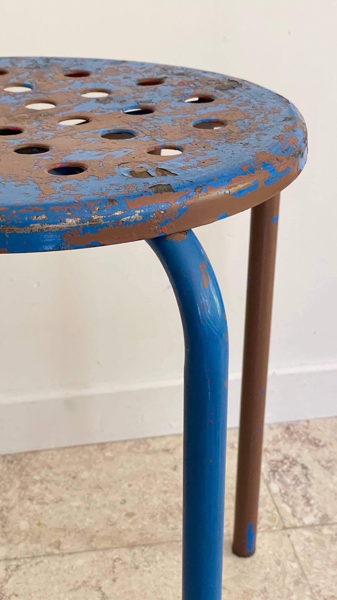 Tabouret industriel acier patine bleue & chocolat vintage