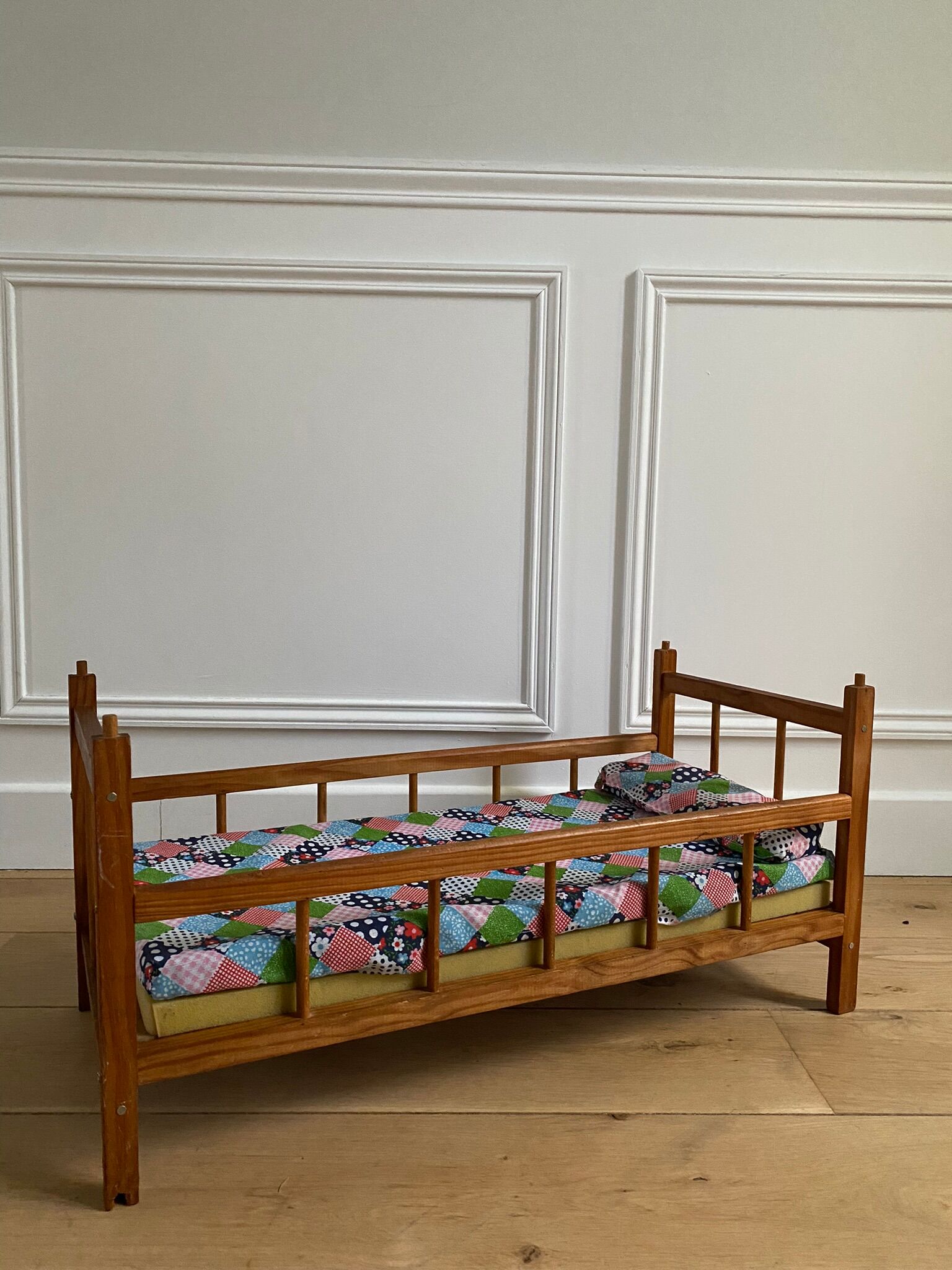Dejou Vintage Wooden Dollbed 60s