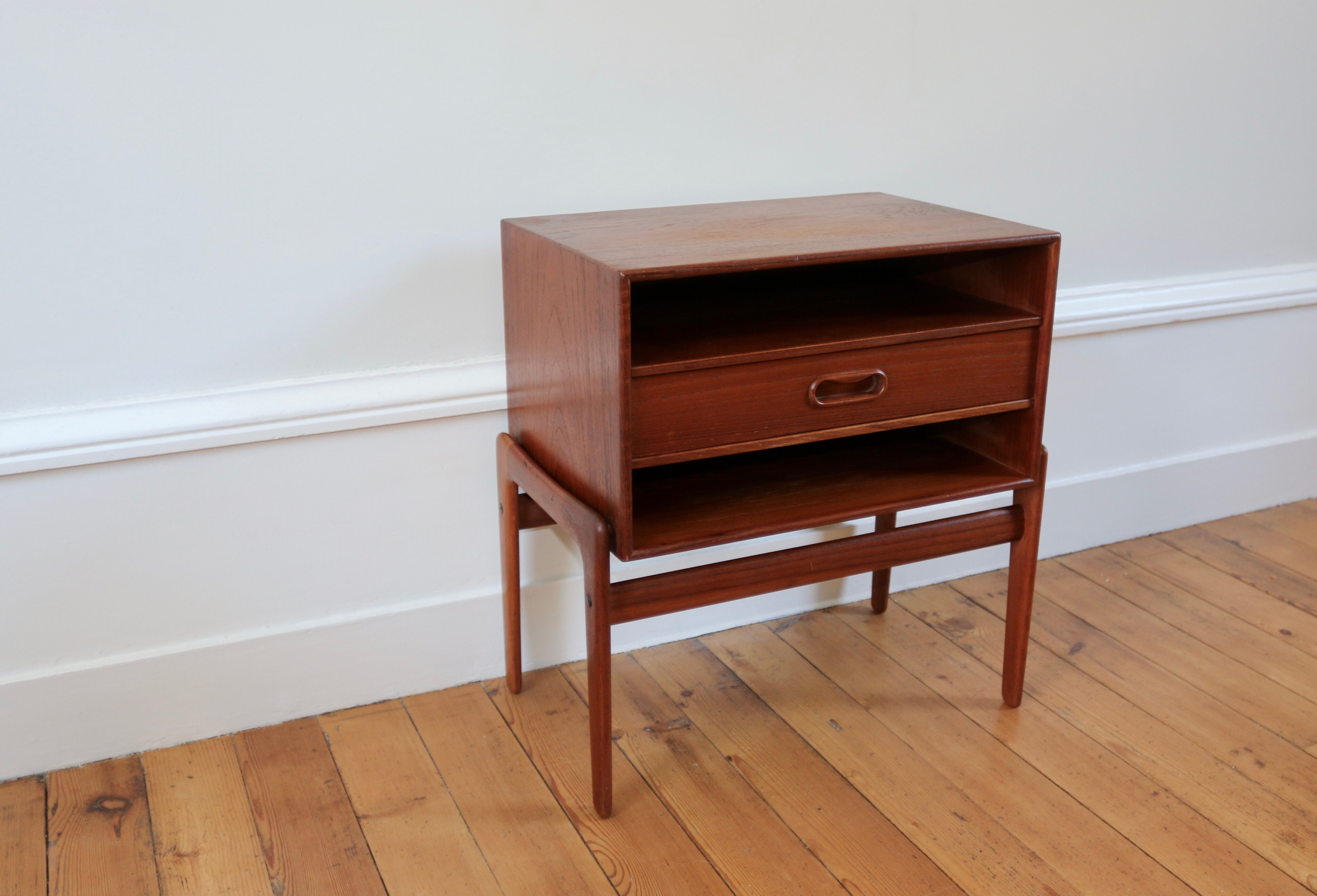 Scandinavian bedside table teak Arne Vodder 1960