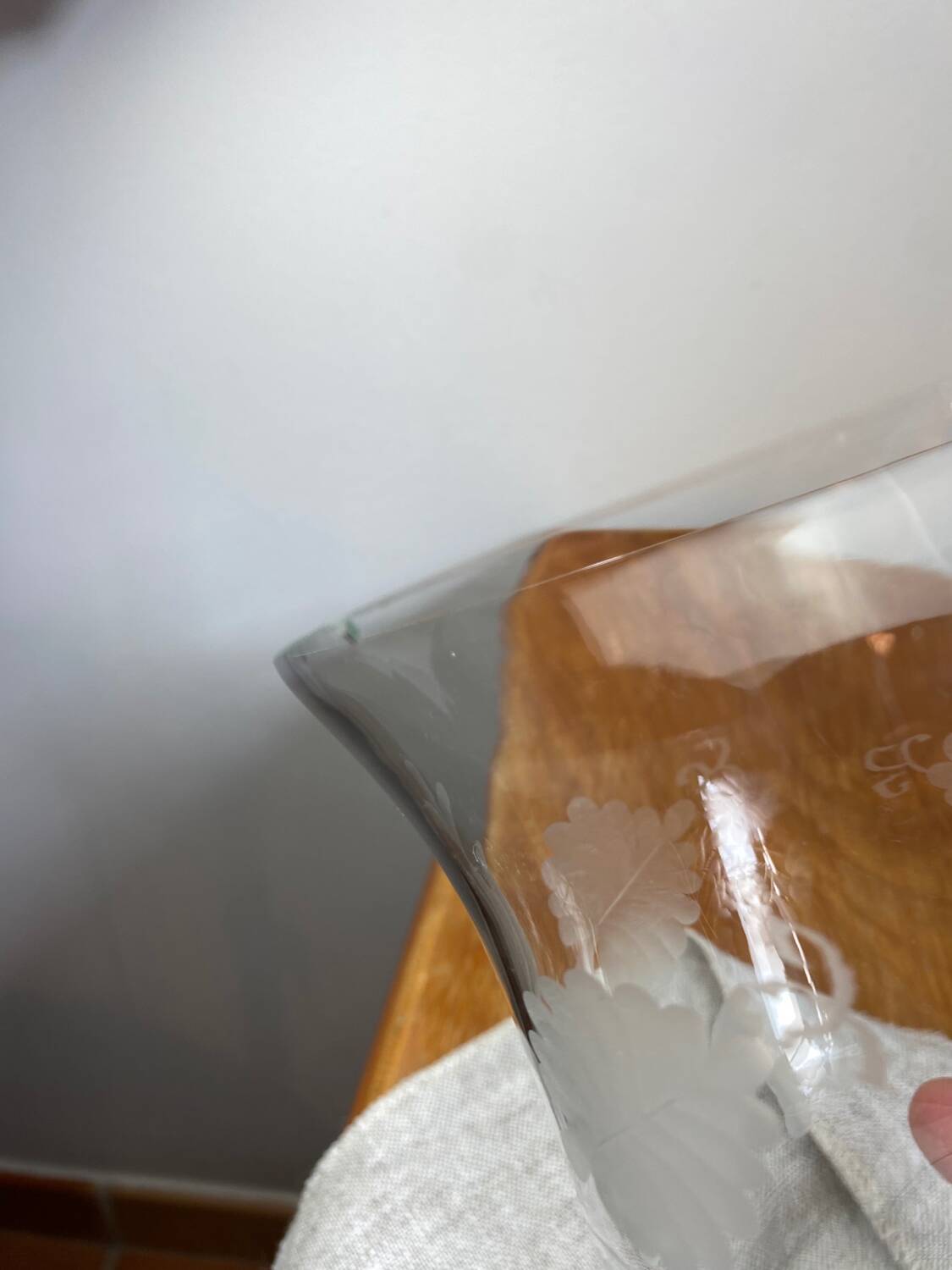 Chalice-shaped glass cup