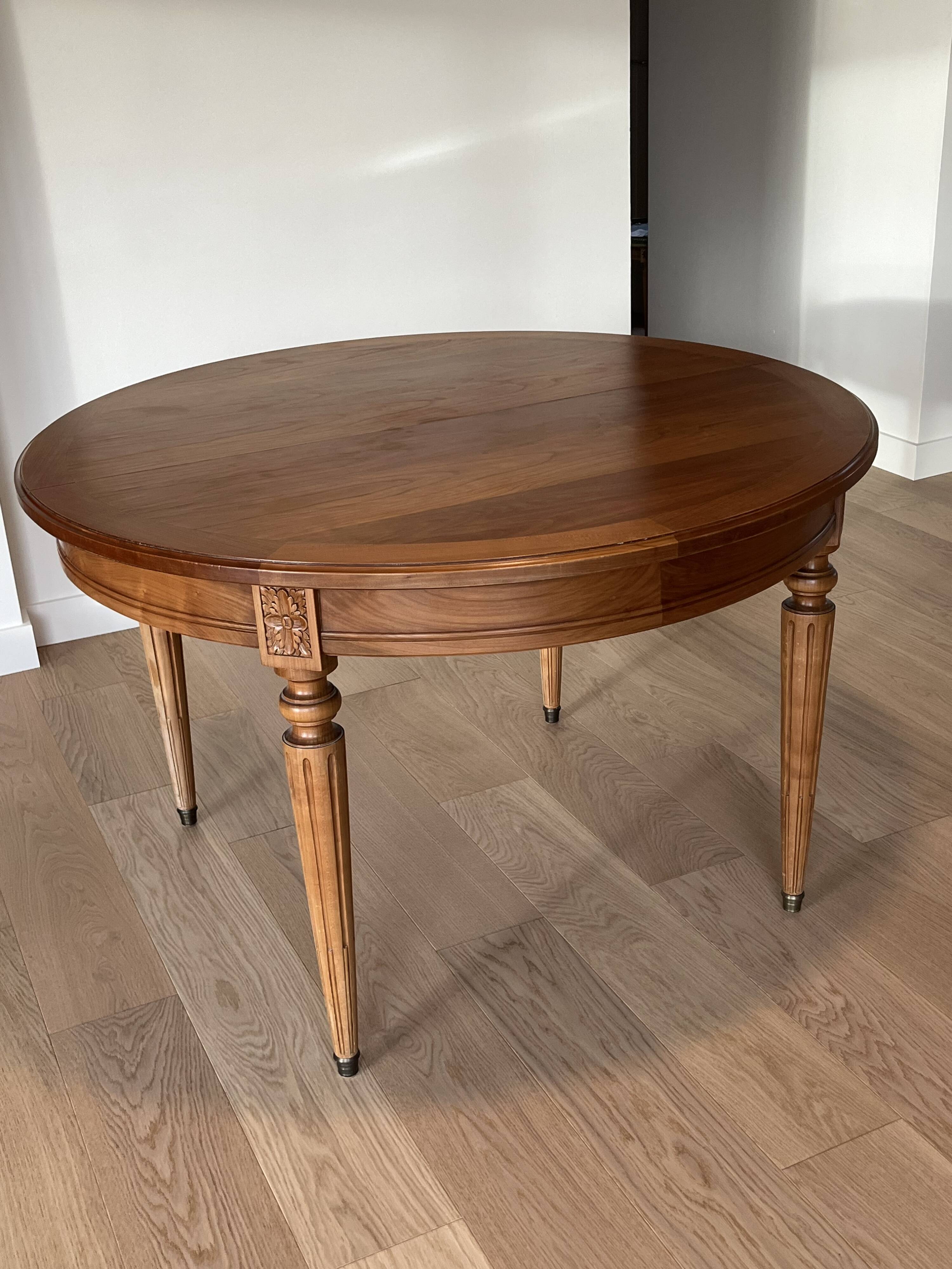 Table ronde style louis xvi