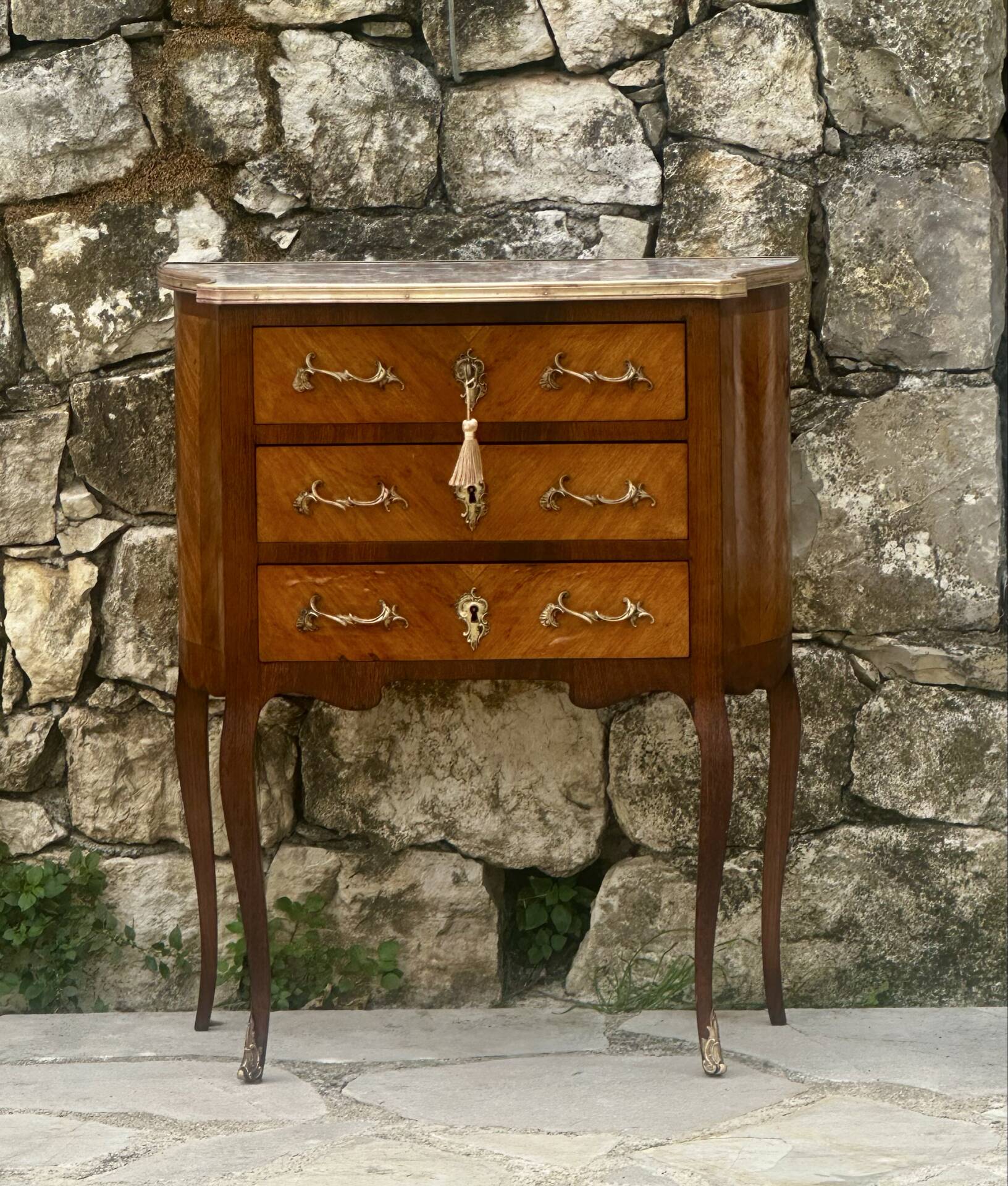 Charming small chest of drawers in precious wood marquetry.