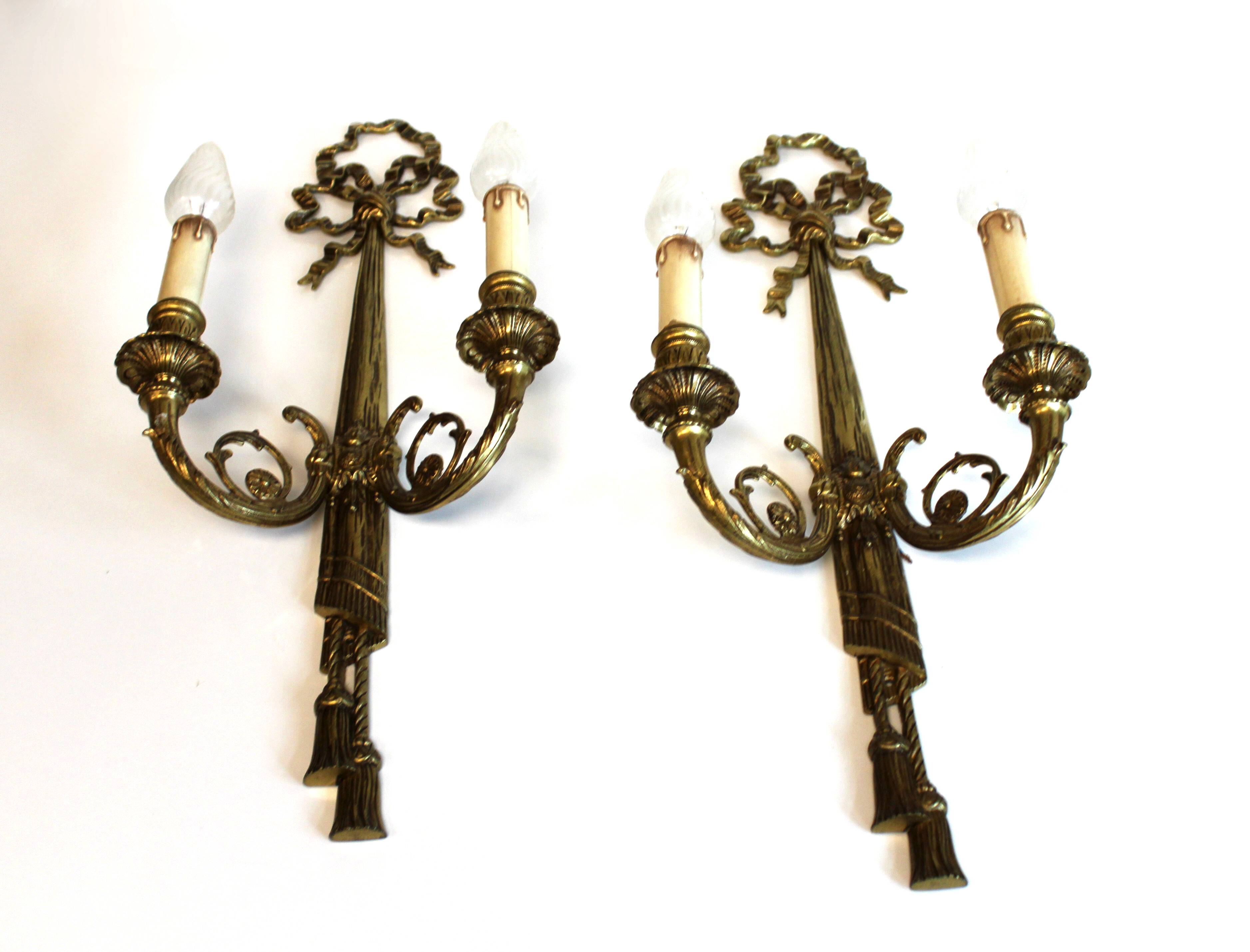 Pair of wall sconces in gilded bronze, Louis XVI style.