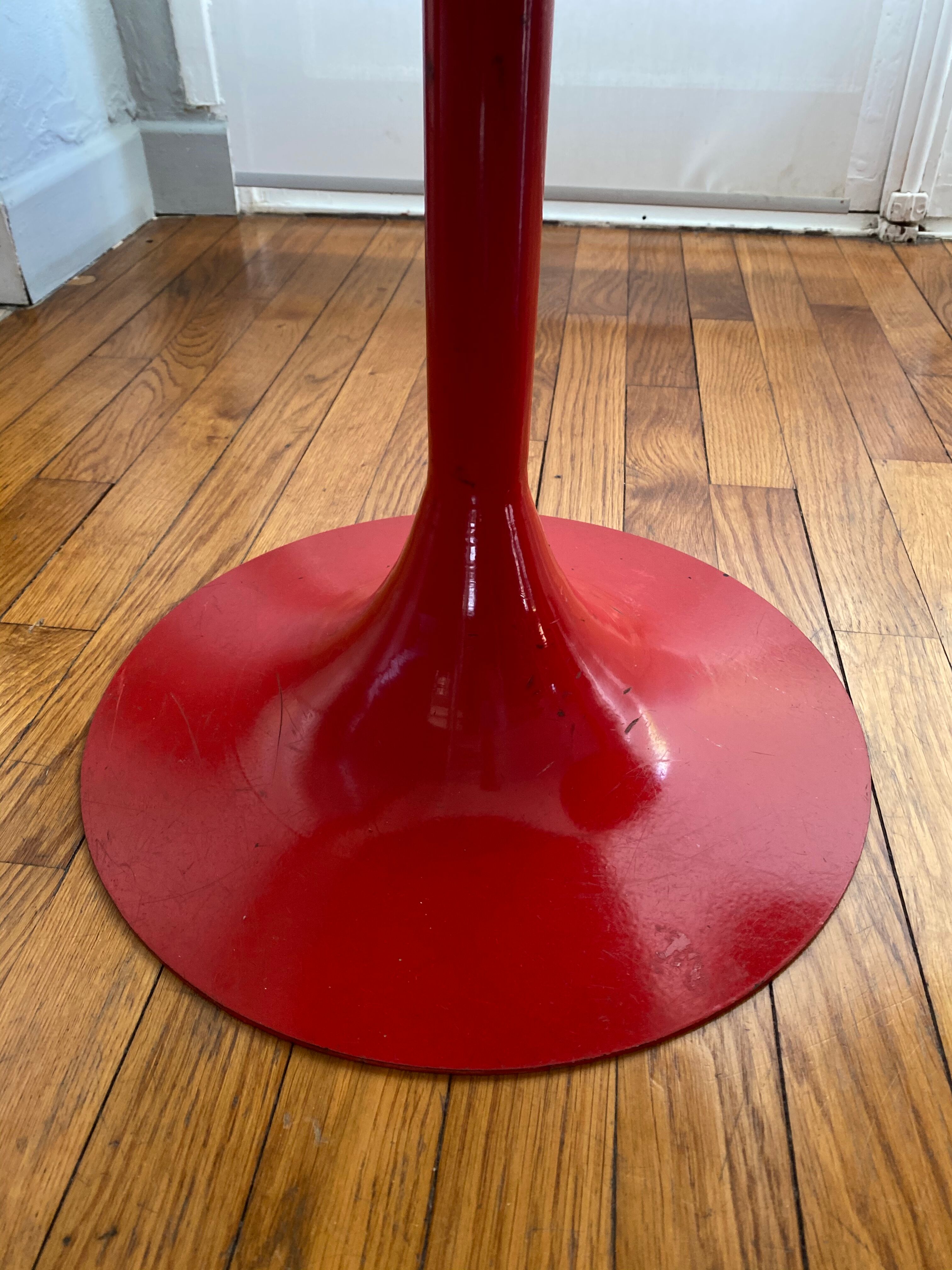 Pair of low tulip stools in red metal 1970