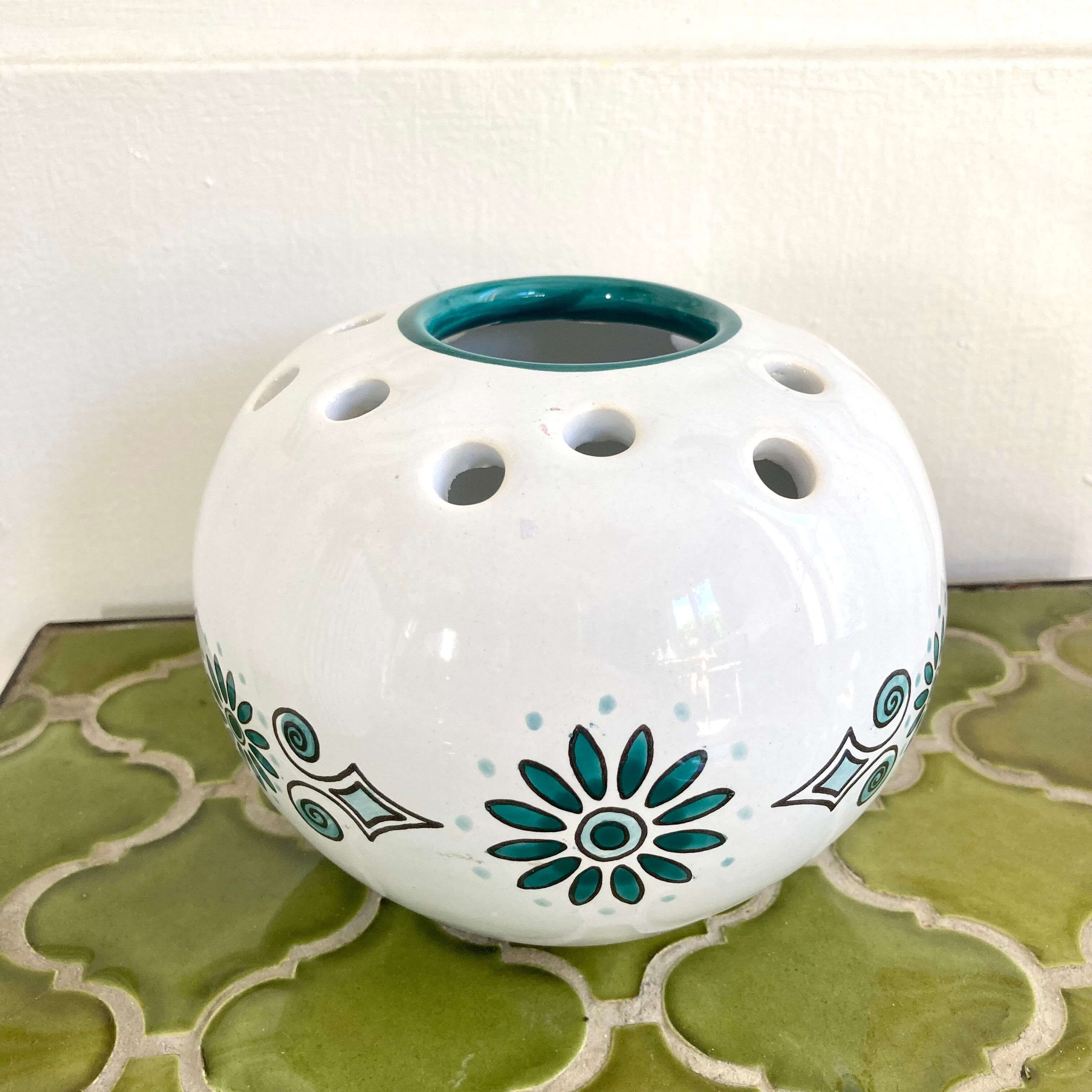 Vase boule pique fleurs