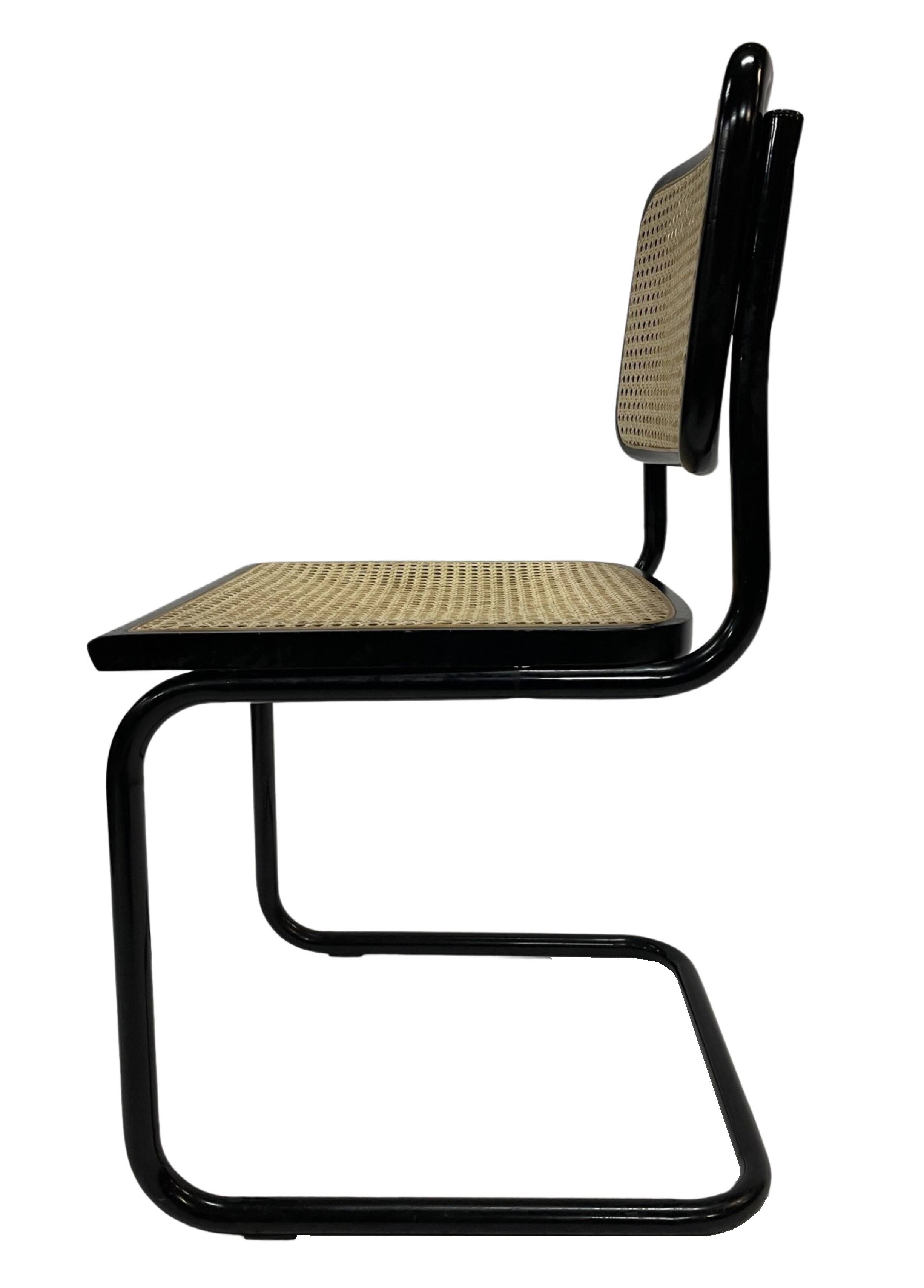 Chaise design Cesca modèle B32 en noir - structure noire