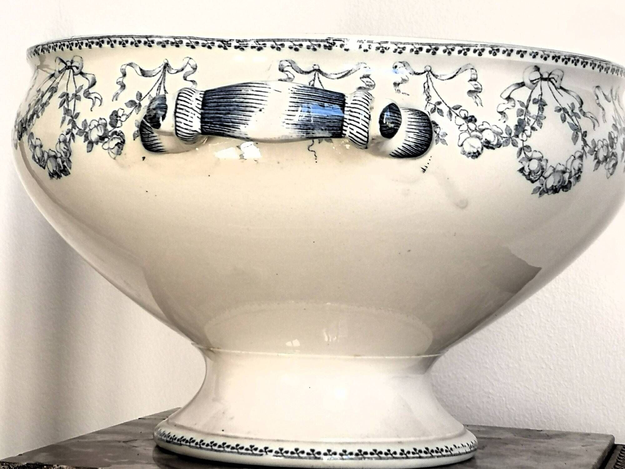 Antique soup tureen Sarreguemines U&C – Mozart model – Ironstone – decoration