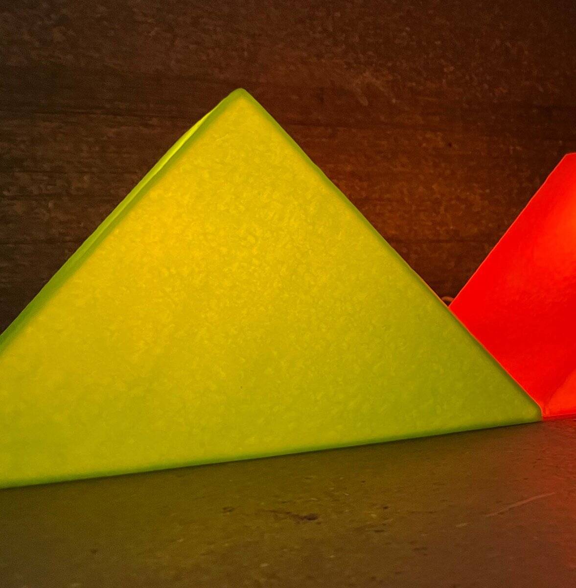 Lampe de sol ou de table en forme de prisme vert postmoderne de Heico, années 1980.