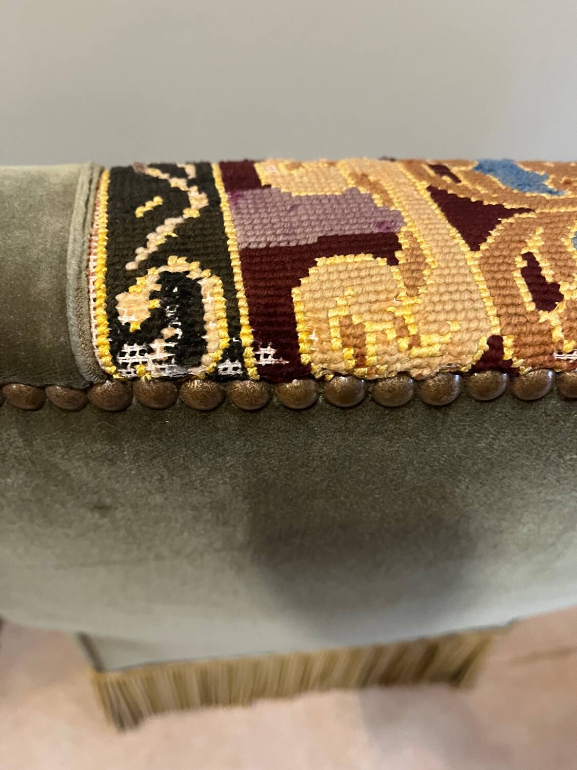 Paire de fauteuils en velours et tapisserie