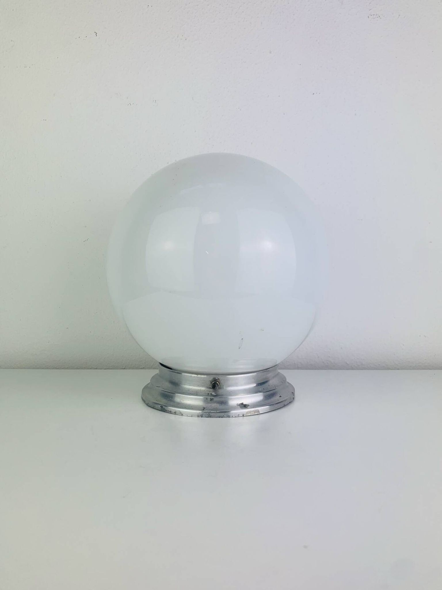 Applique ou plafonnier globe opaline art déco