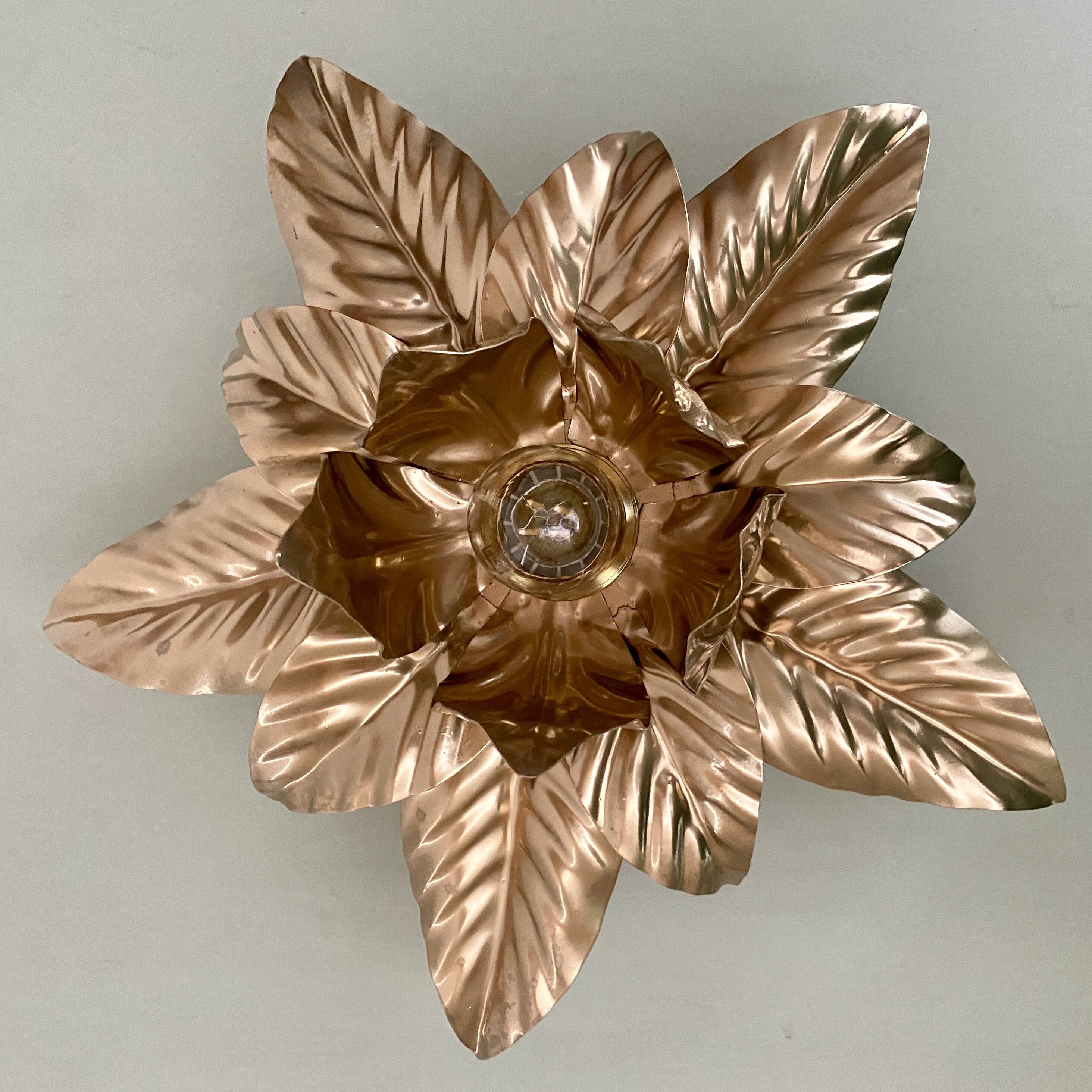 Vintage wall light in gold metal with leaf decorations