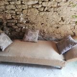 Rest bed with its 3 cushions
