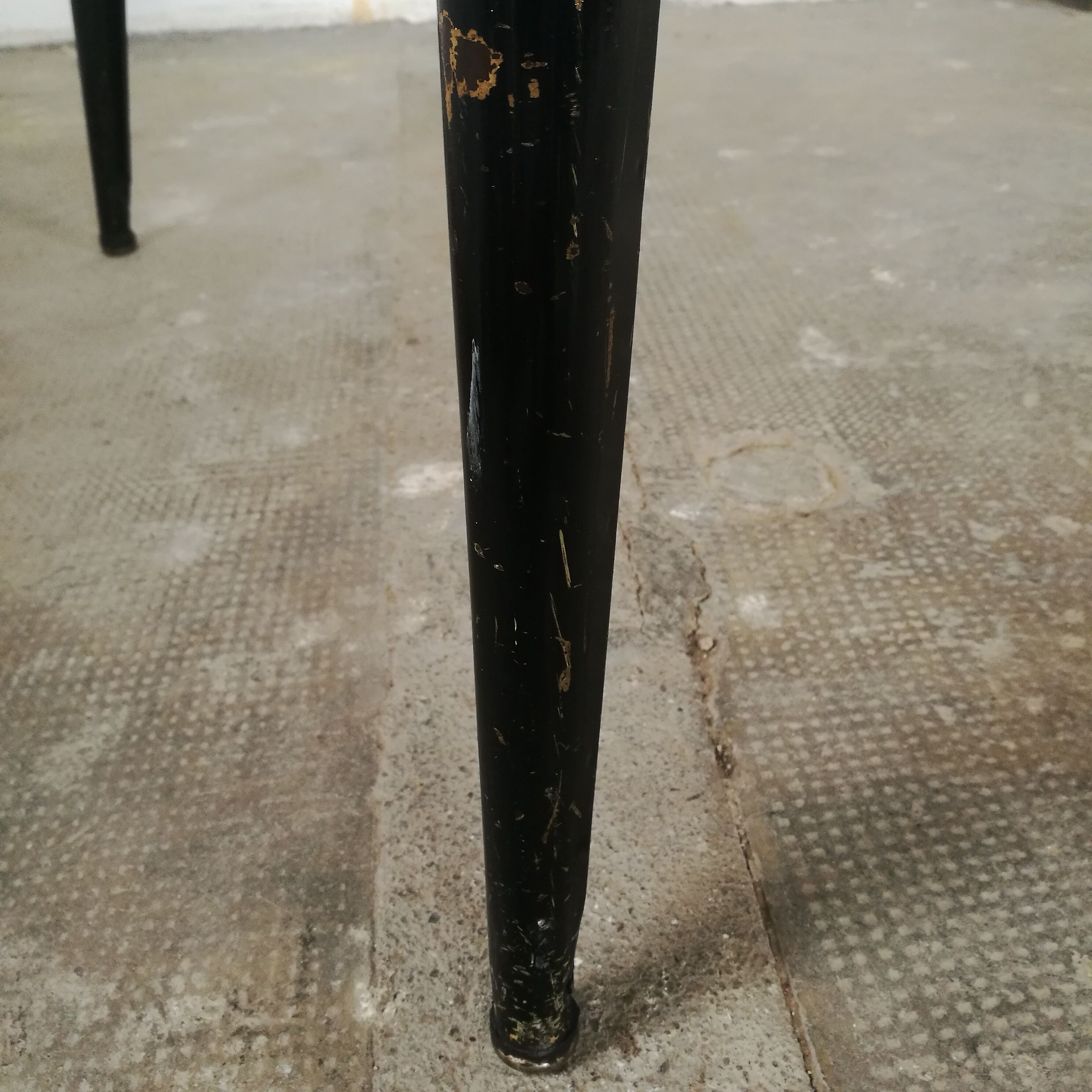 Table Tolix, by Xavier Pauchard pedestal compass