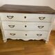 Commode d'époque régence patinée gris clair. Parfait état.
