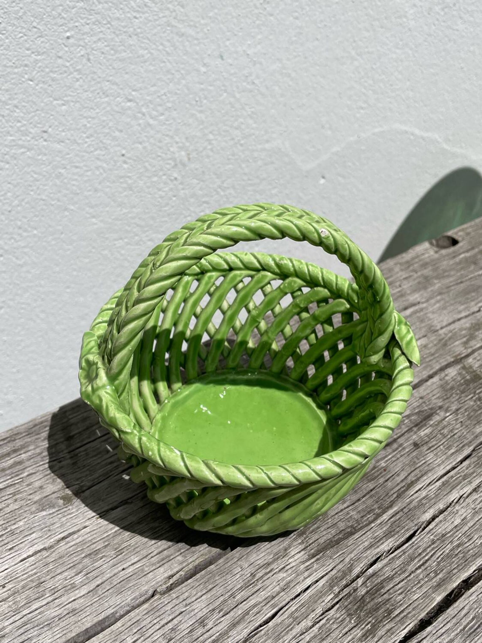 Plat panier en faïence tressée vert / céramique ancienne