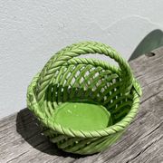 Plat panier en faïence tressée vert / céramique ancienne