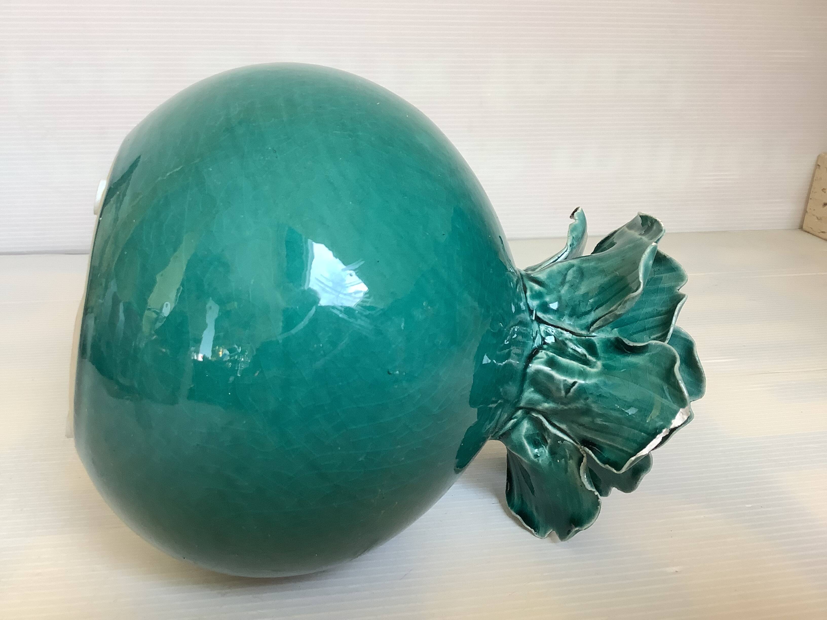 Vase boule style barbotine verte