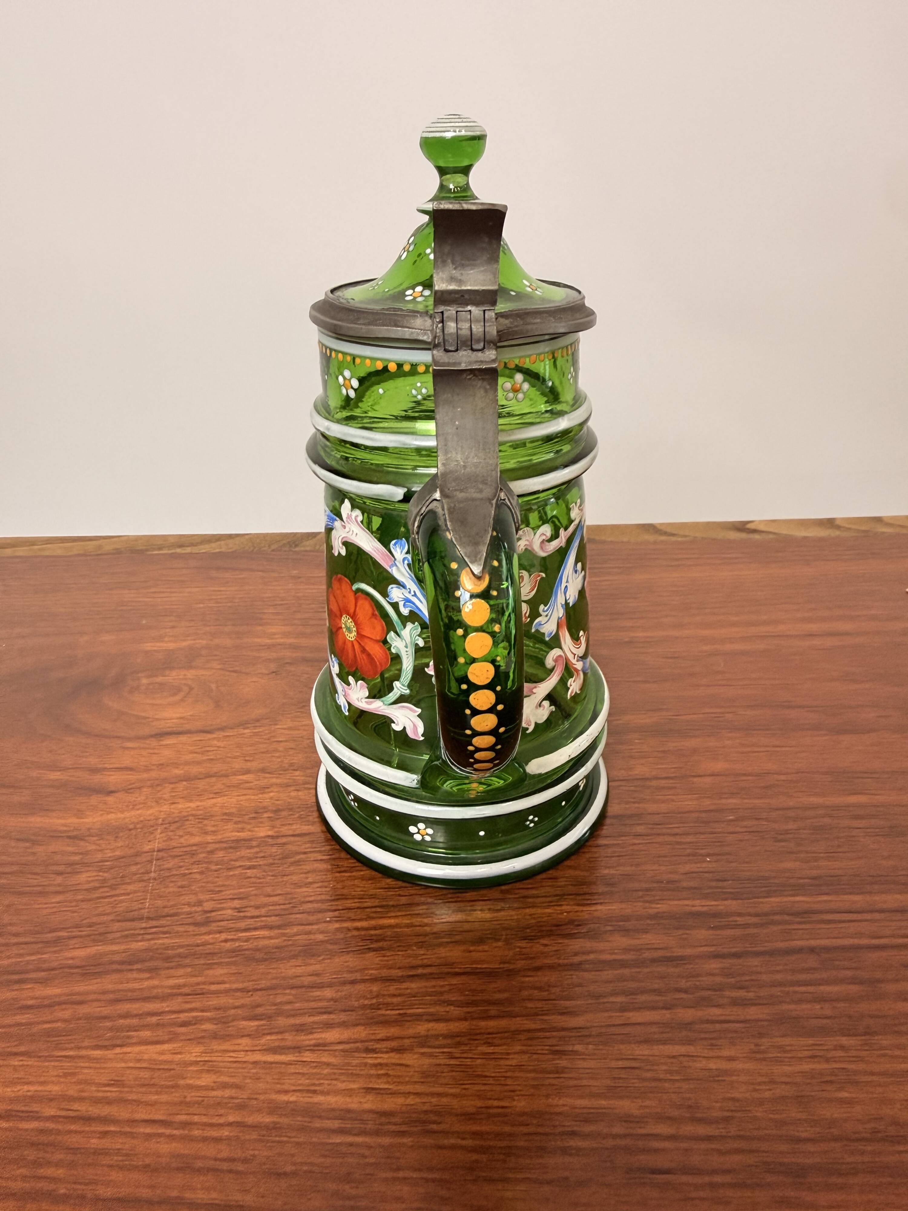 Chope à bière ancienne en verre émaillé vert – Décor floral -