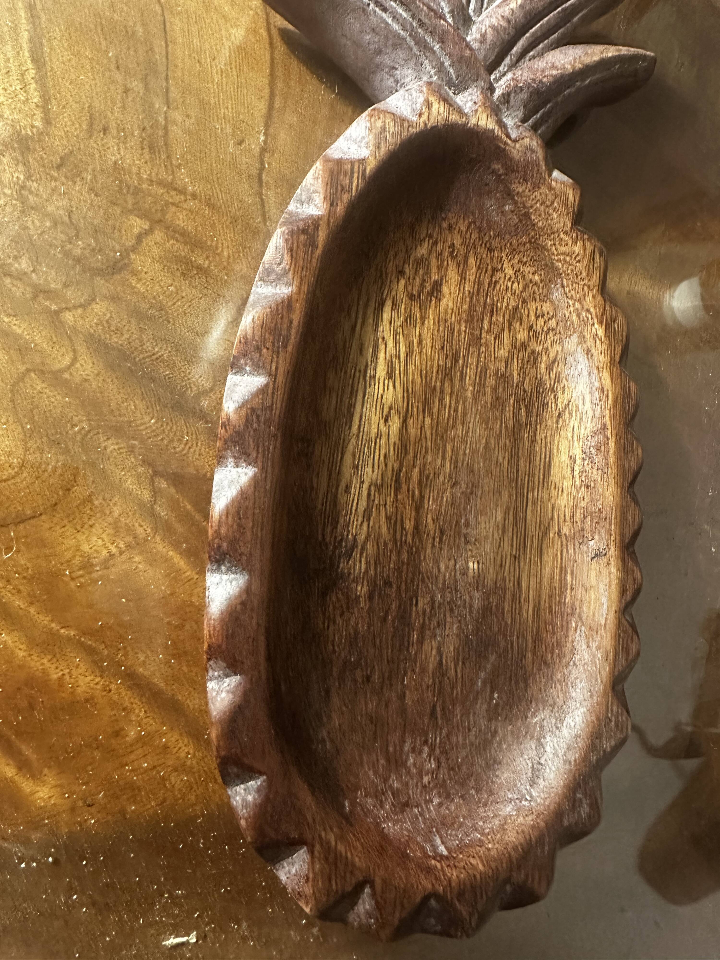 Vide poche vintage en bois sculpté formant un ananas