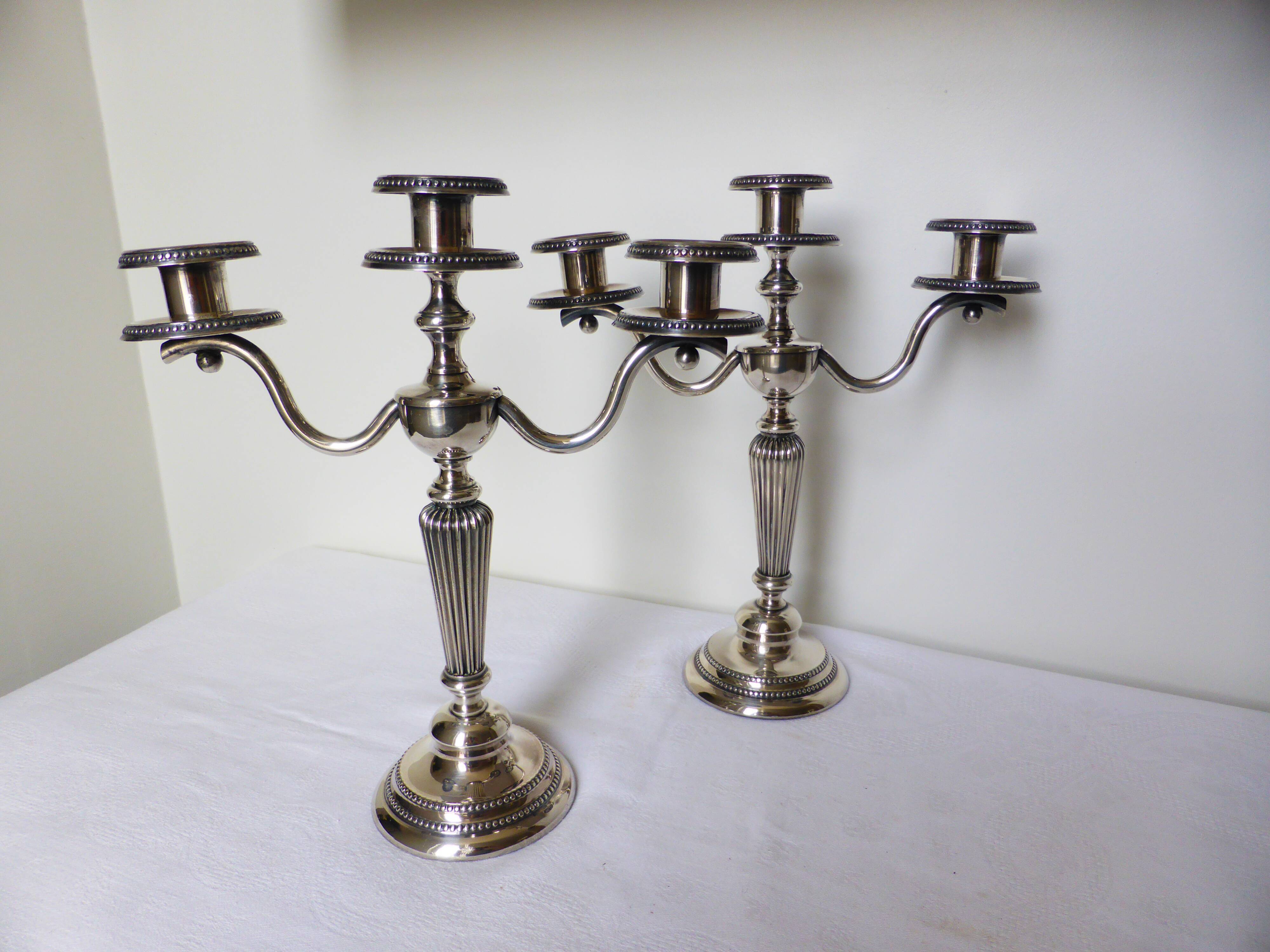 2 chandeliers ou bougeoirs de 3 feux en métal argenté 210797