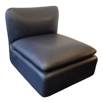 Fauteuil chauffeuse vintage en cuir bleu