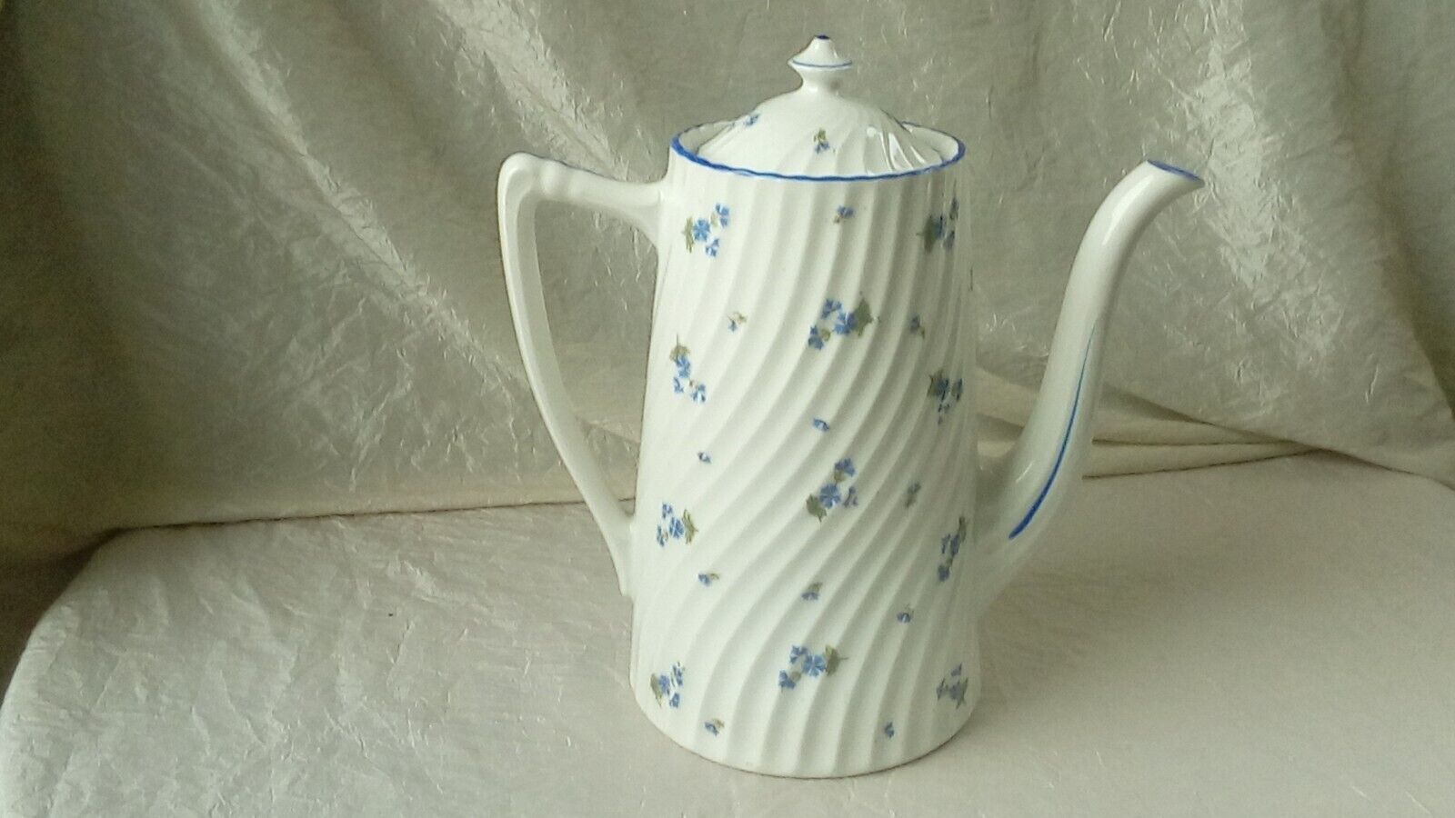 Coffee maker pouring porcelain twisted decot blueberry barbel