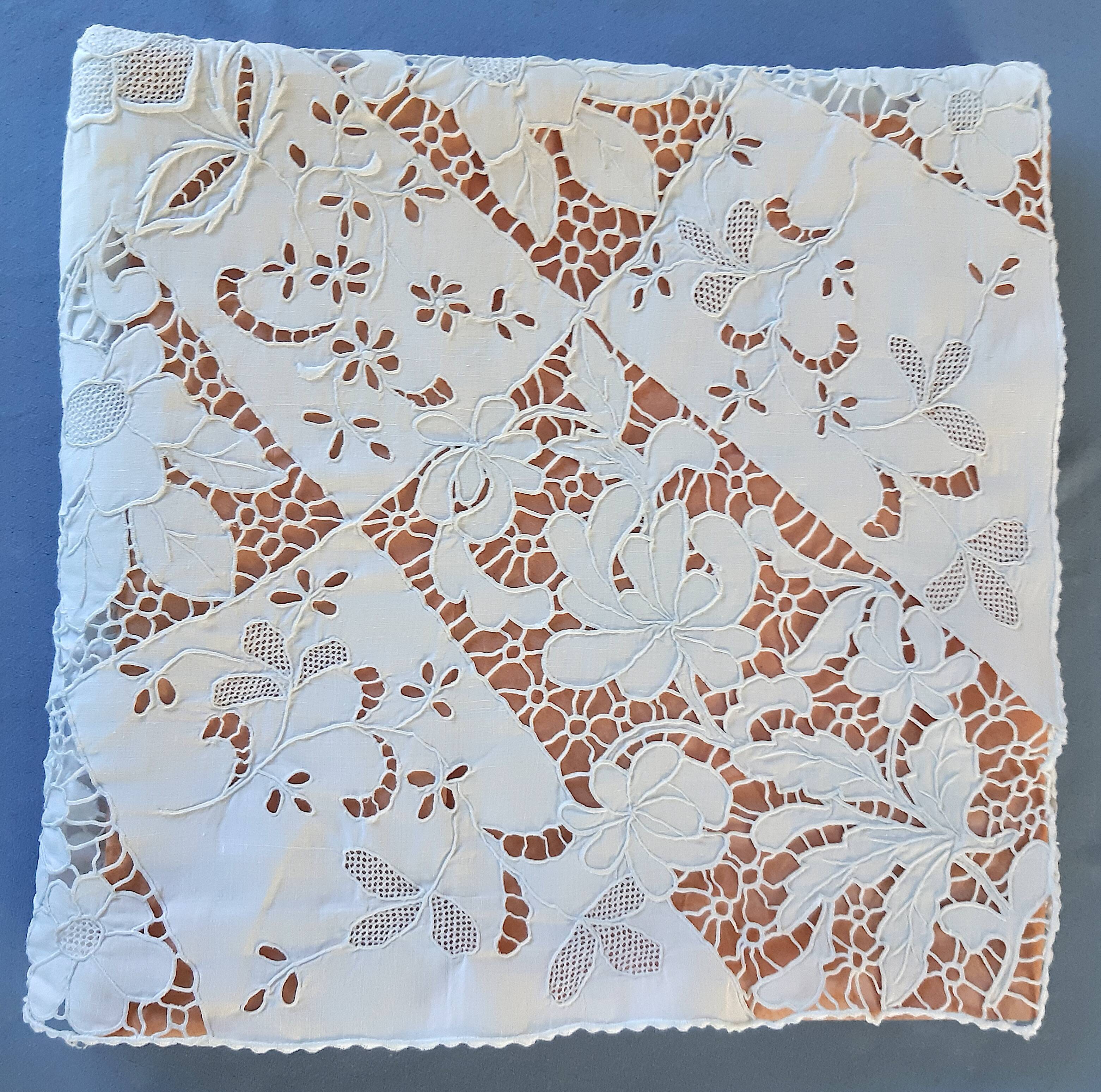 Square tablecloth 1900 very embroidered for round table