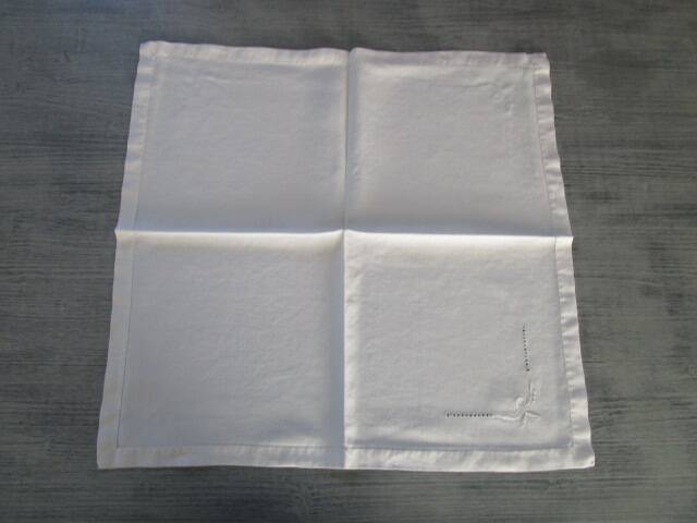 8 serviettes de table anciennes brodées