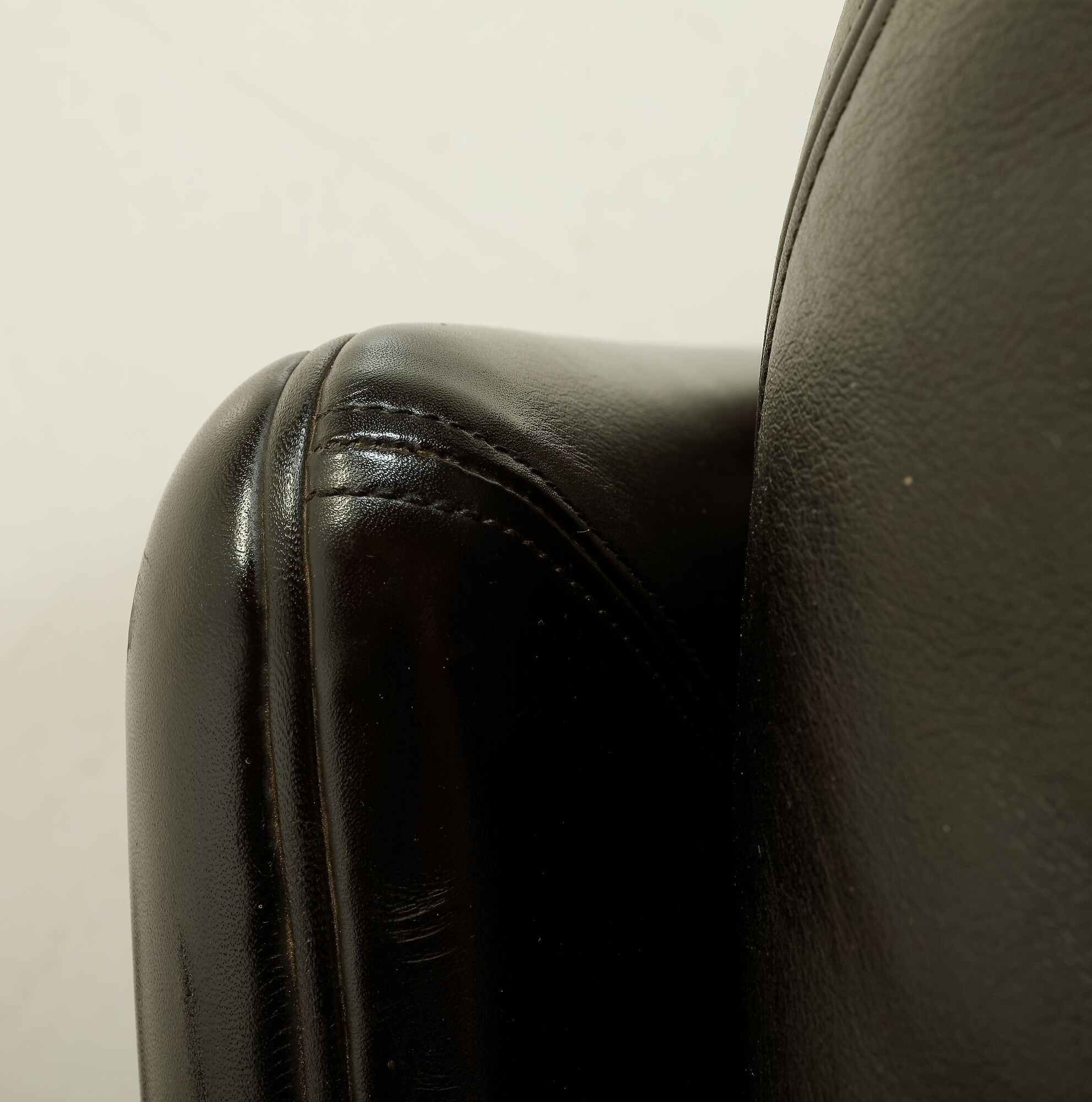 Poppy 2-seater leather sofa by Tito Agnoli for Poltrona Frau, 1970s