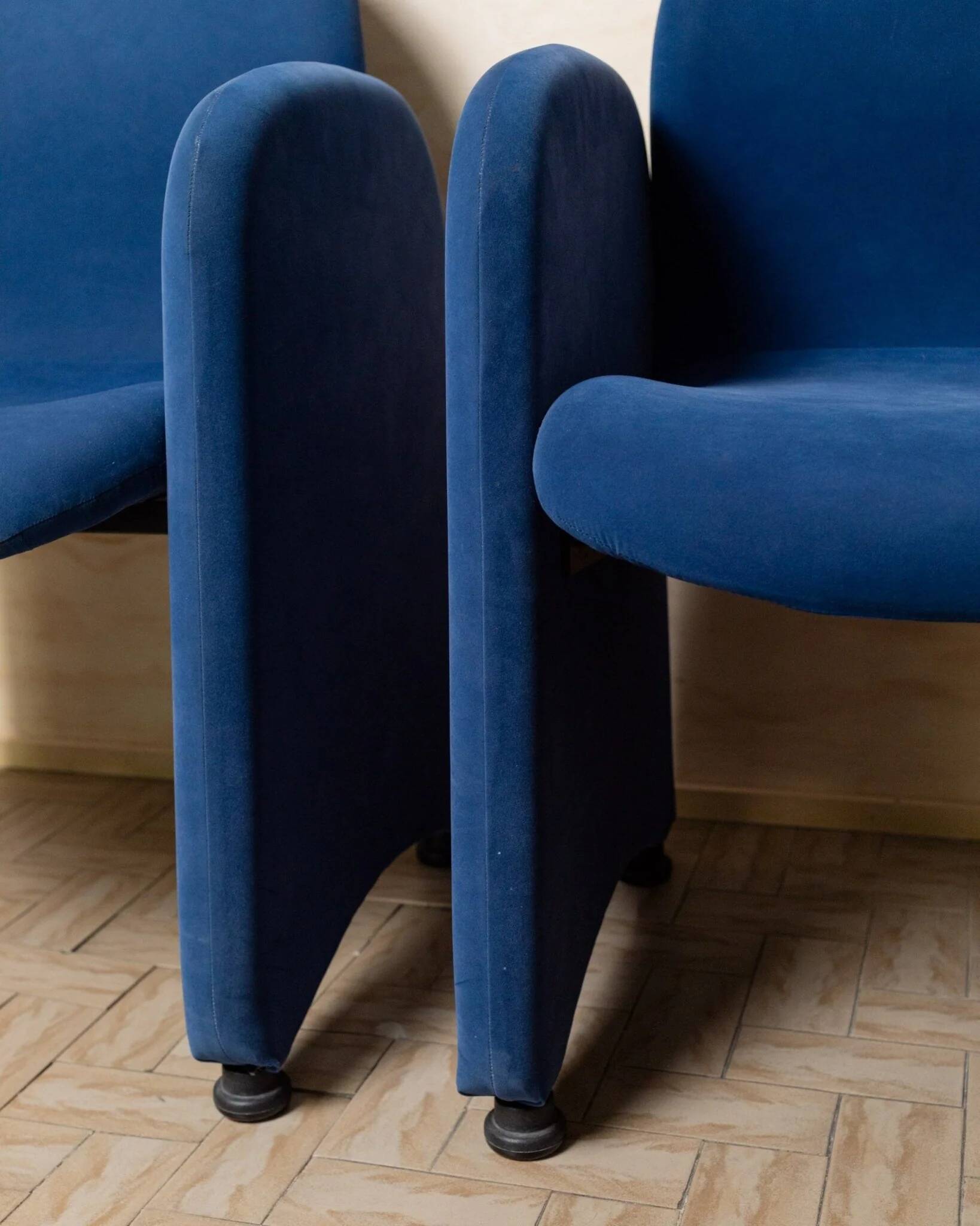 Paire de fauteuils en velours bleu avec pieds ronds en acrylique - design italien des années 1970.
