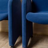 Paire de fauteuils en velours bleu avec pieds ronds en acrylique - design italien des années 1970.