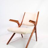 Fauteuil fabriqué en bois foncé poli et tissu clair par Arne Hovmand-Olsen des années 1960