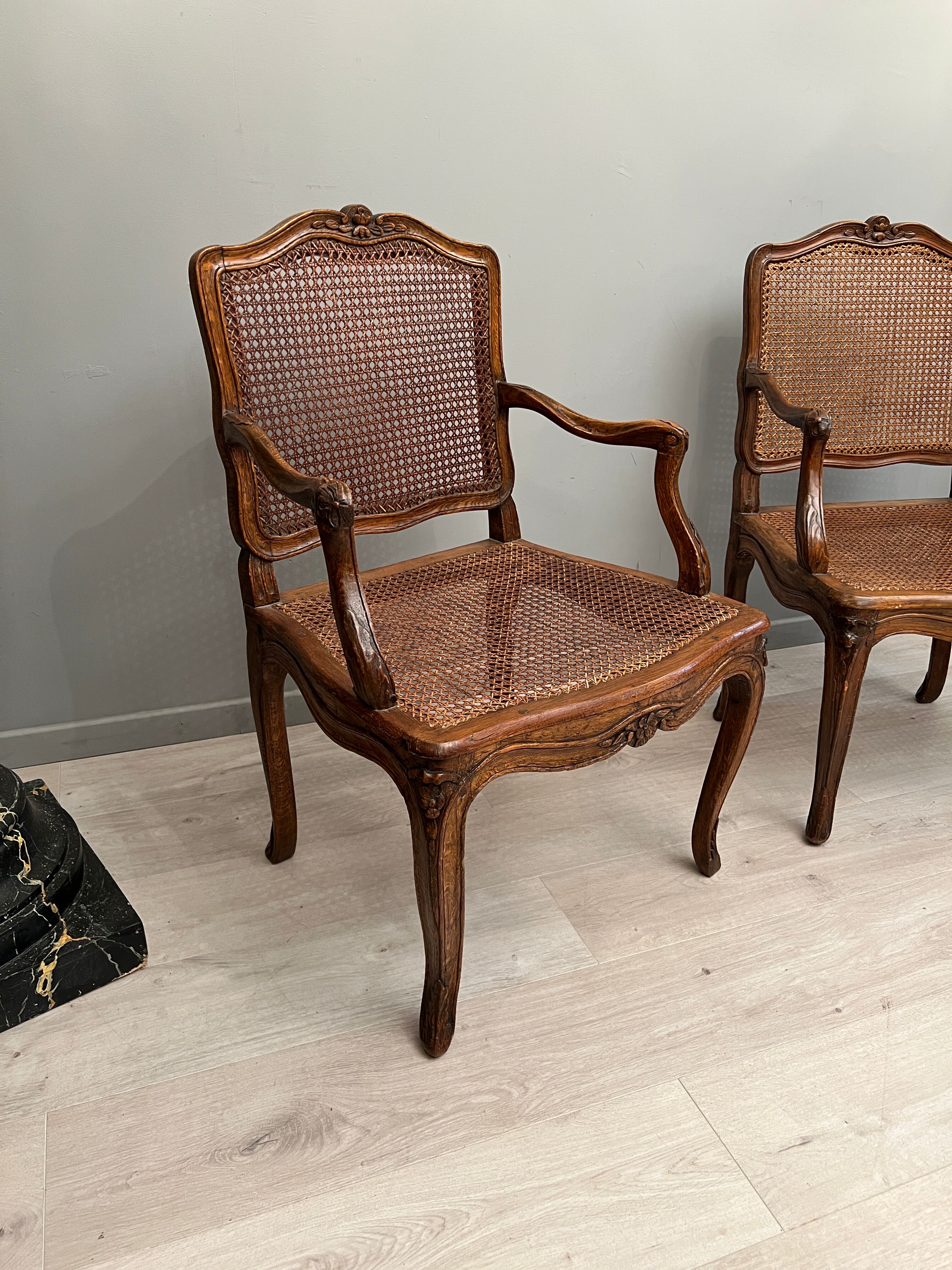 Paire de fauteuils cannés moulures et sculptes d'epoque régence