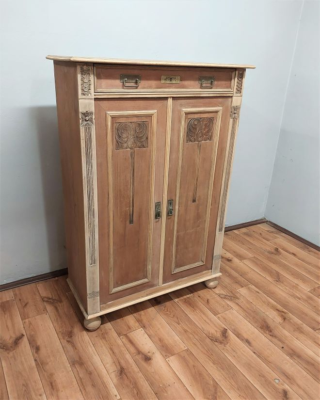 Art Nouveau chest of drawers in walnut