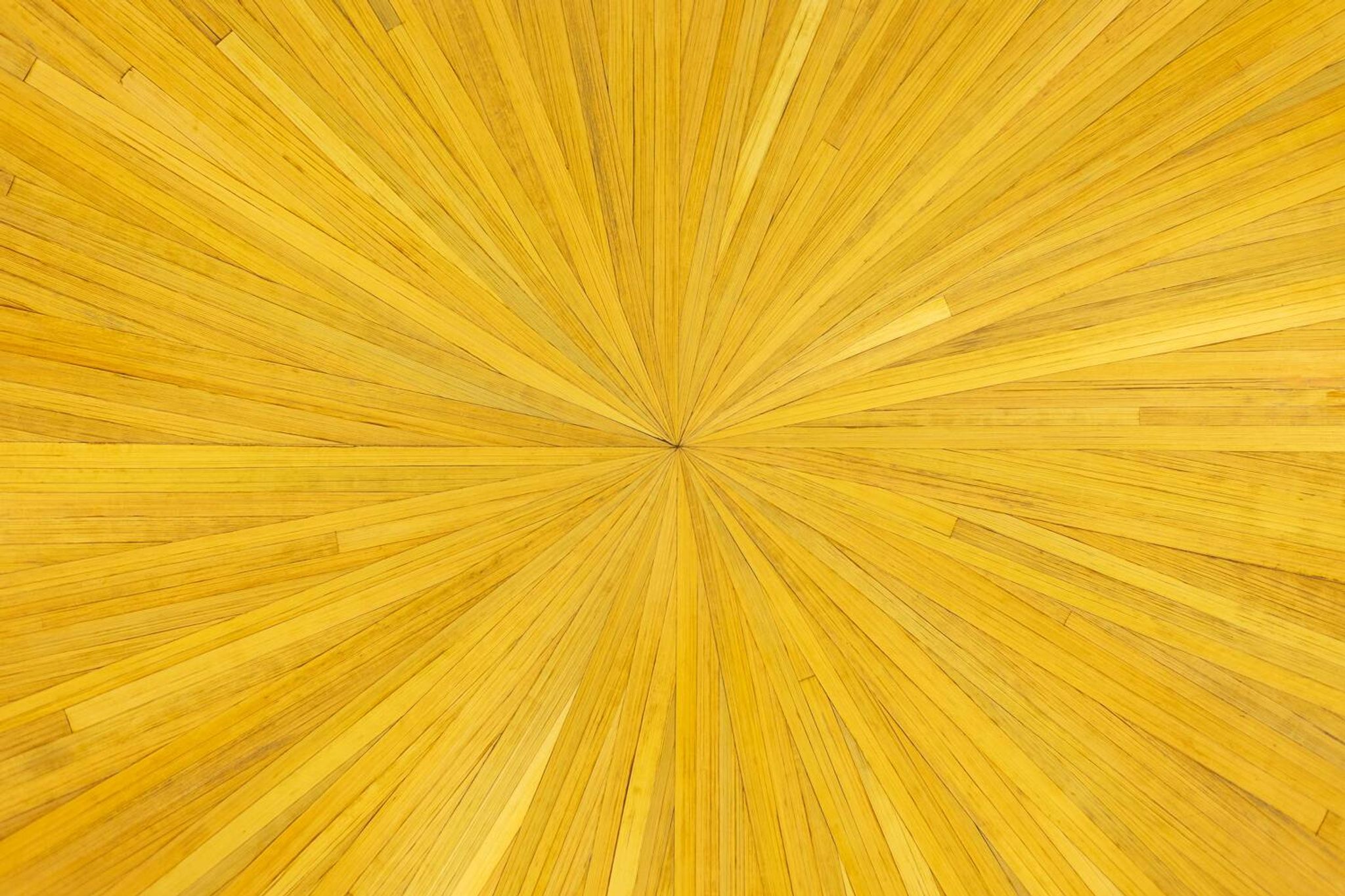 Table basse en marqueterie de paille et laiton. Contemporain