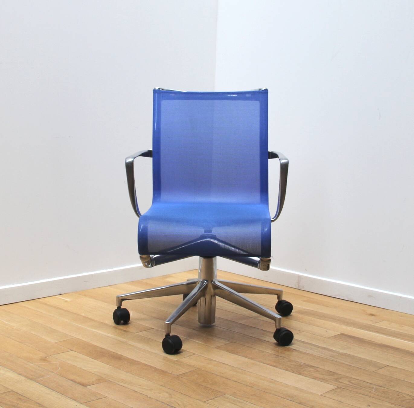 Suite of 8 RollingFrame office chairs, Alias