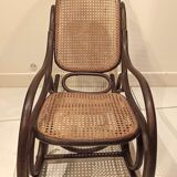 Rocking-chair vintage pour enfant en rotin foncé et cannage, fauteuil à bascule