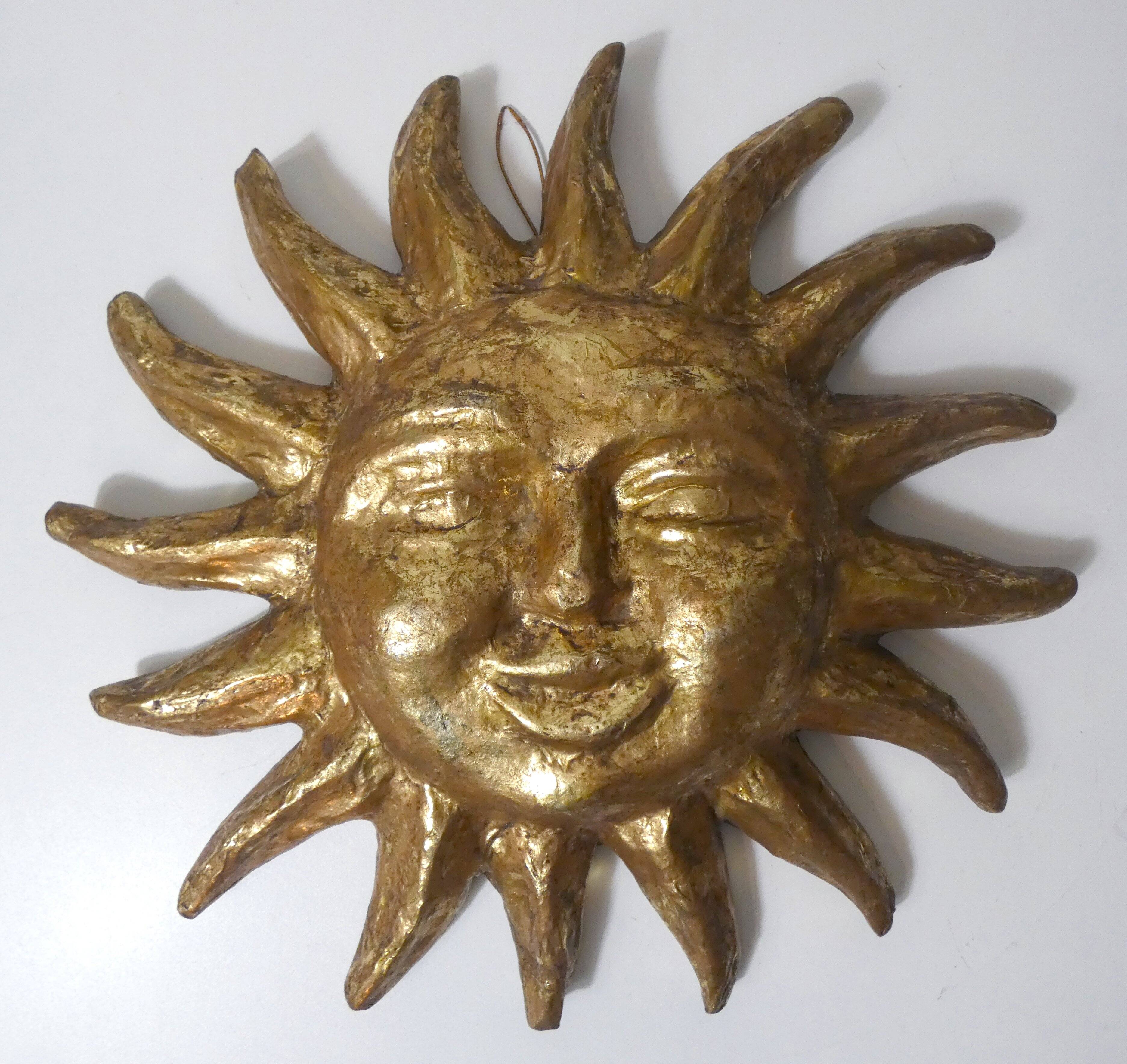 Sculpture murale en relief Soleil or vintage