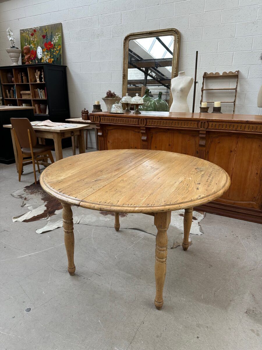 Round table in solid oak with its two extensions.