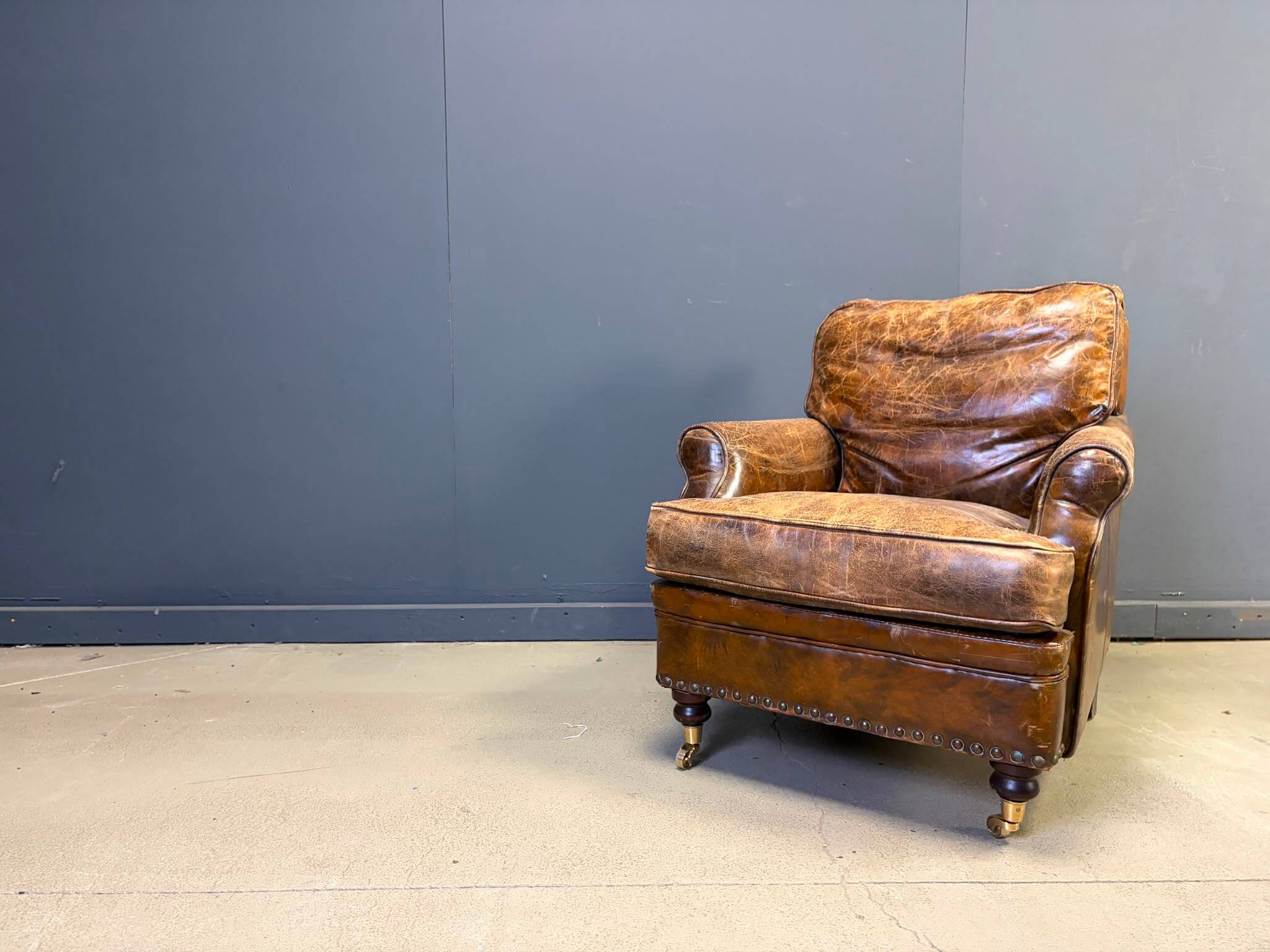 Fauteuil club en cuir des années 1950.