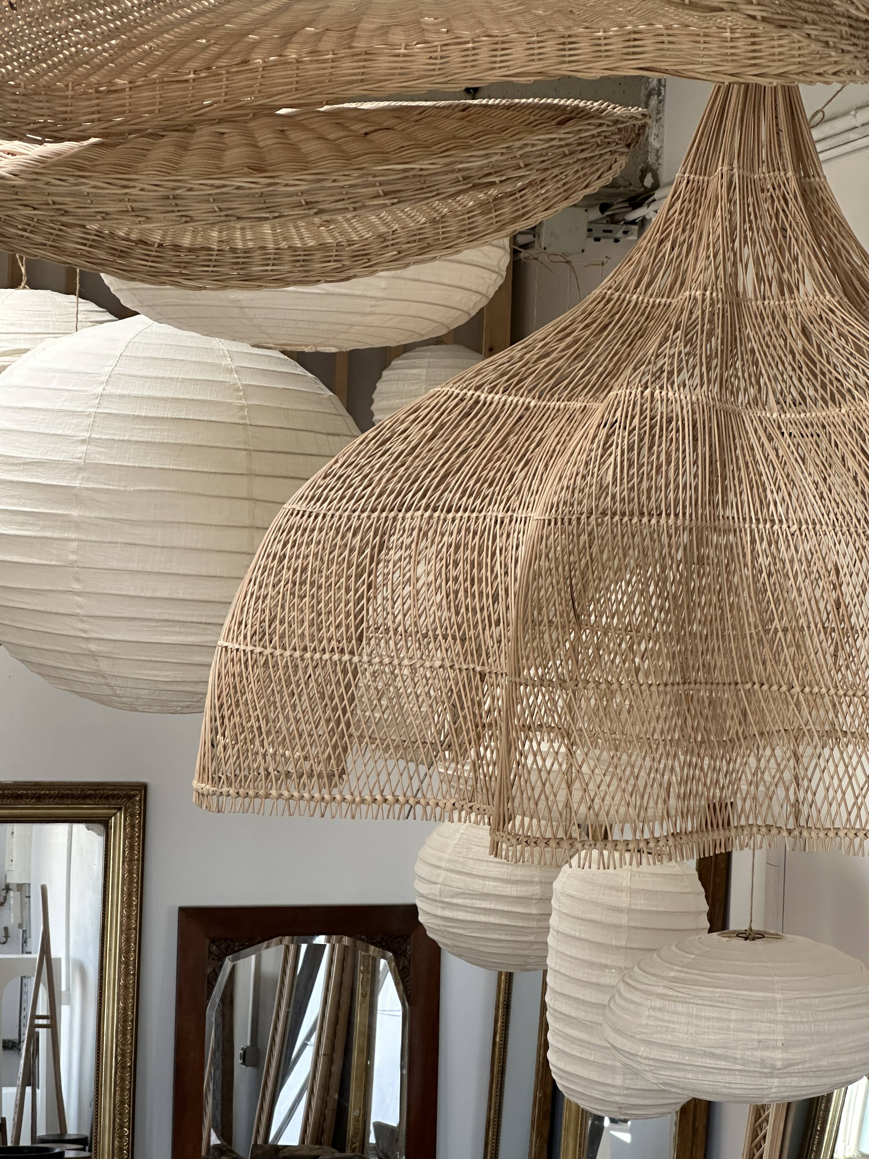 Immense rattan suspension in the shape of a flower, tulip, corolla H1m D1m50
