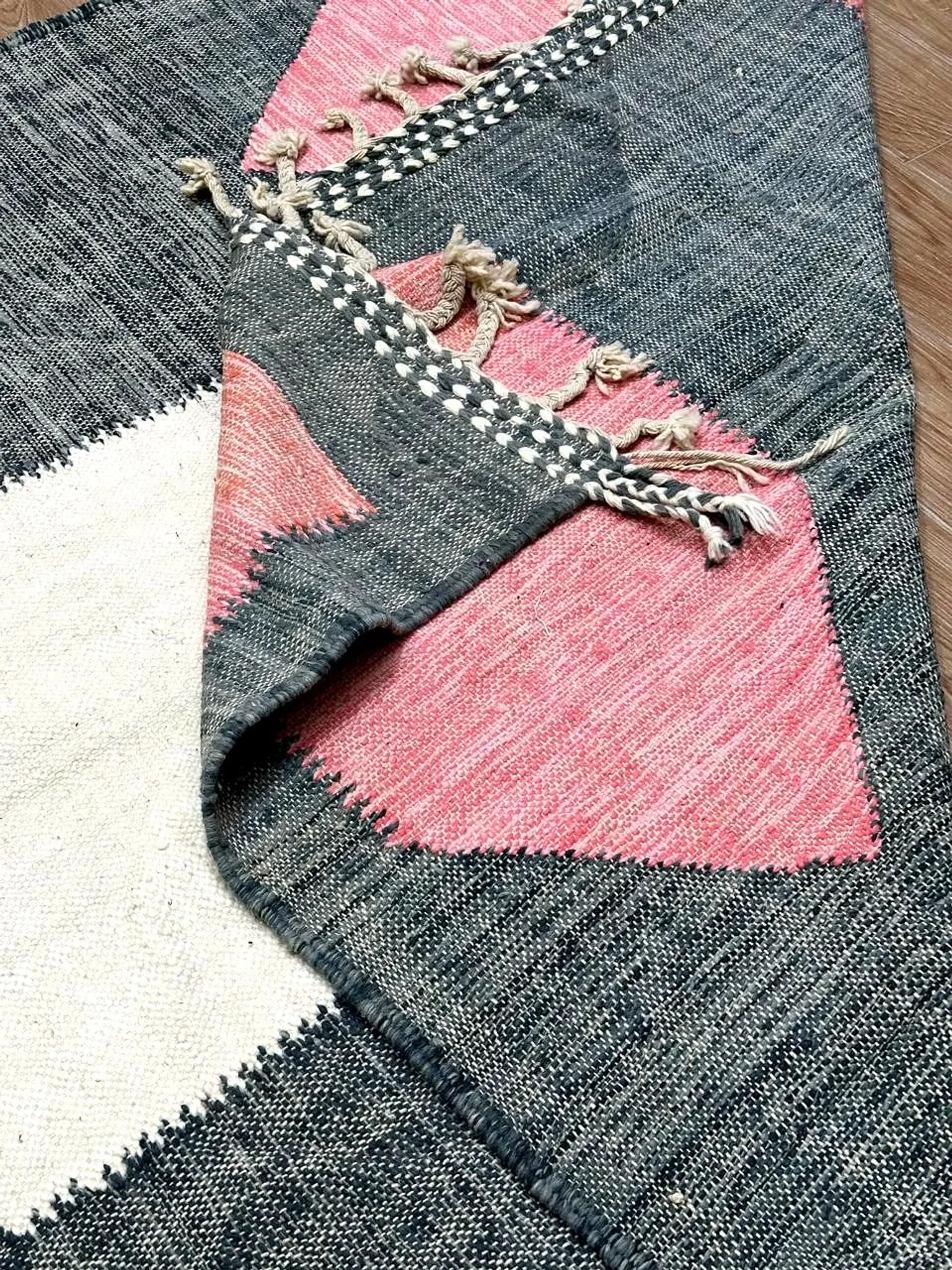Berber carpet in fine wool – Soft contrasting shapes
