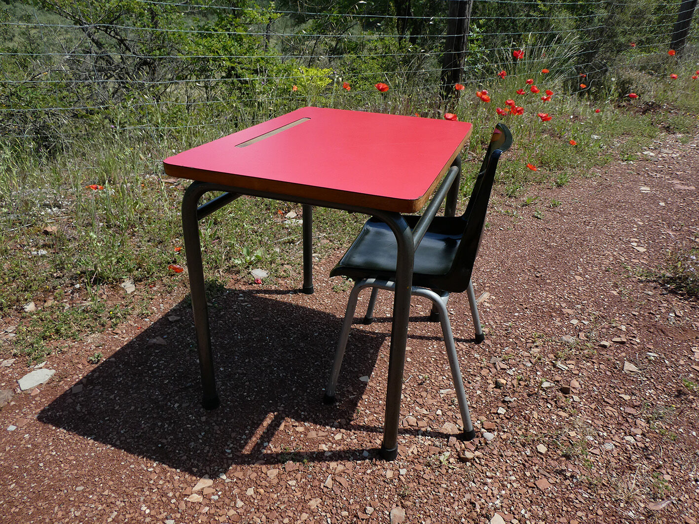 Ensemble de bureau rouge et chaise vintage d'écolier