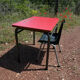 Ensemble de bureau rouge et chaise vintage d'écolier