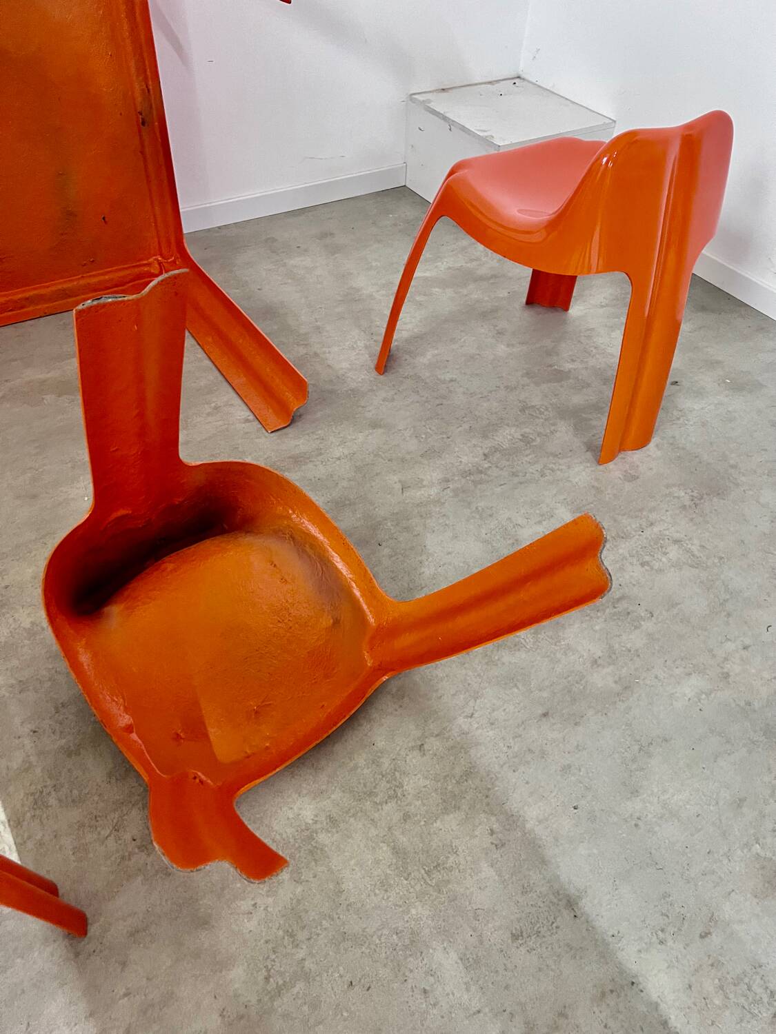 Table and 4 chairs in orange fiberglass design from the 70s Patrick Gingembre Paulus edition