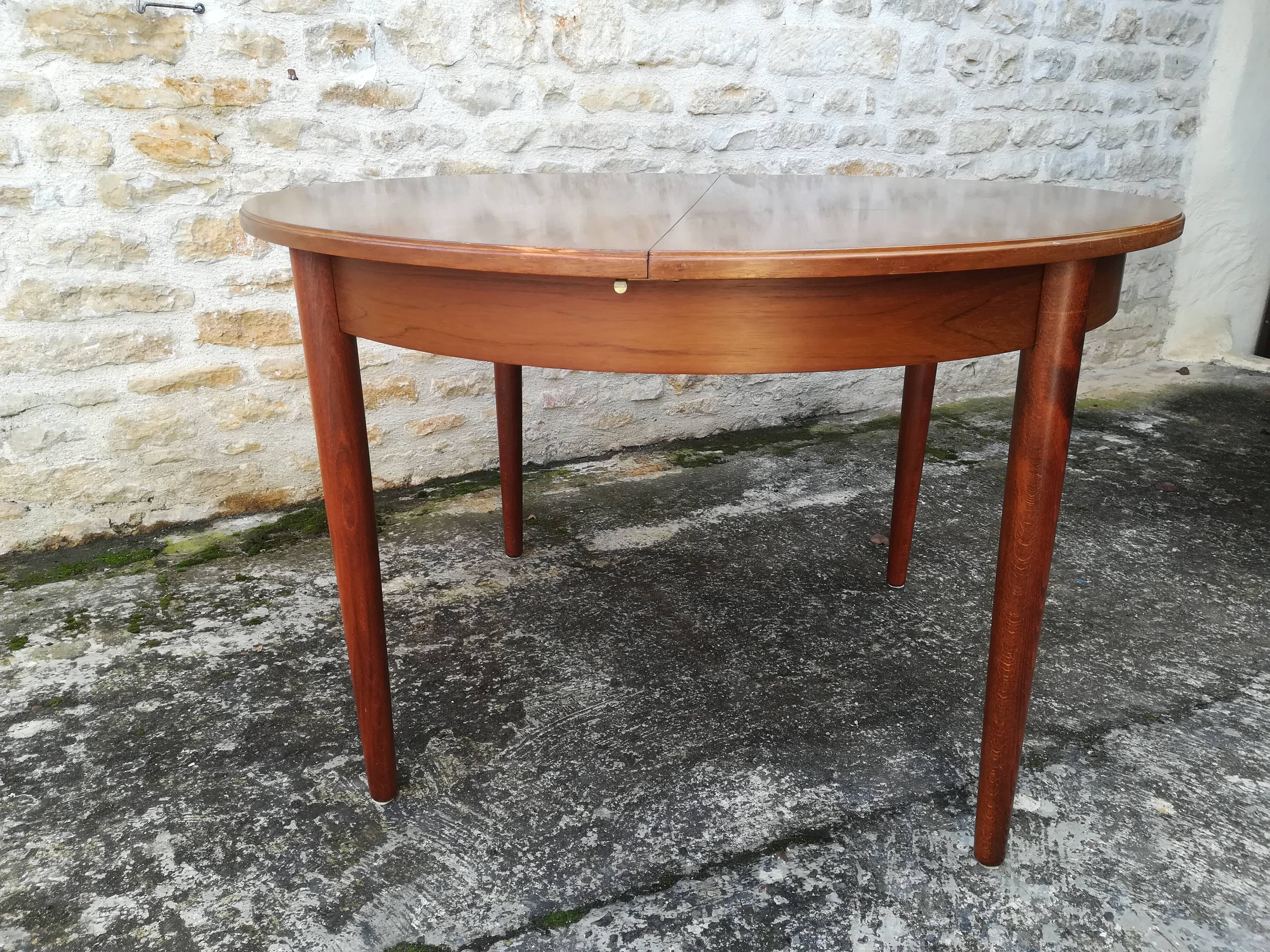 Scandinavian table with extension