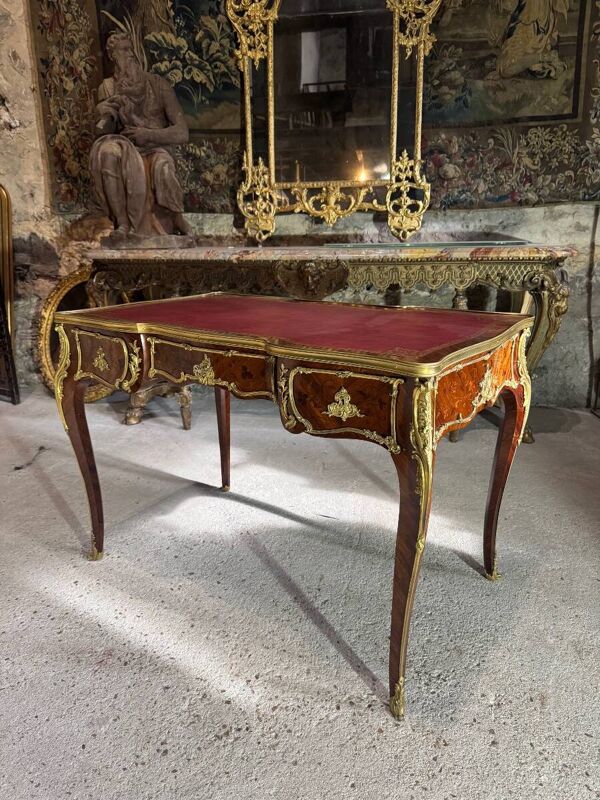 Bureau plat de style Louis XV en marqueterie d’époque Napoléon III