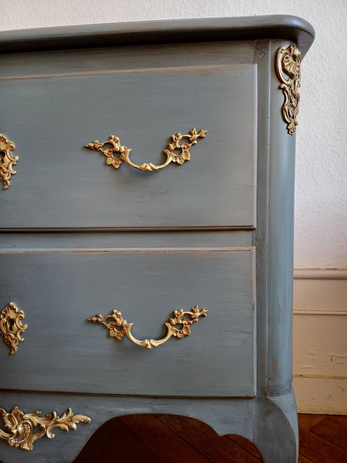 Regency style patinated bedroom chest of drawers with 2 drawers