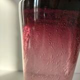 Vase en verre bullé violet