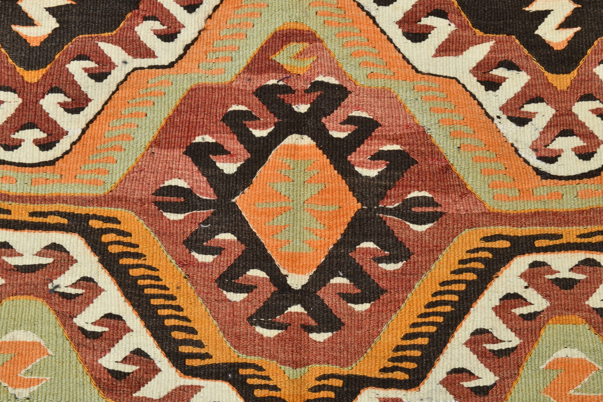 Tapis kilim vintage géométrique fait main – Explosion de motifs ethniques